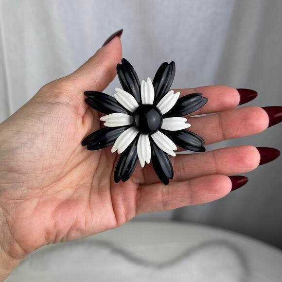 VTG 1960’s Black White Daisy Flower Brooch Pin Metal & Enamel Mod Style 60’s - Picture 13 of 16